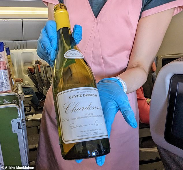 Zum Trinken wird Ailbhe ein „reiches“ Glas Cuvée Dissenay Chardonnay 2021 serviert, das im Einzelhandel etwa 11 £ (14 $) kostet.