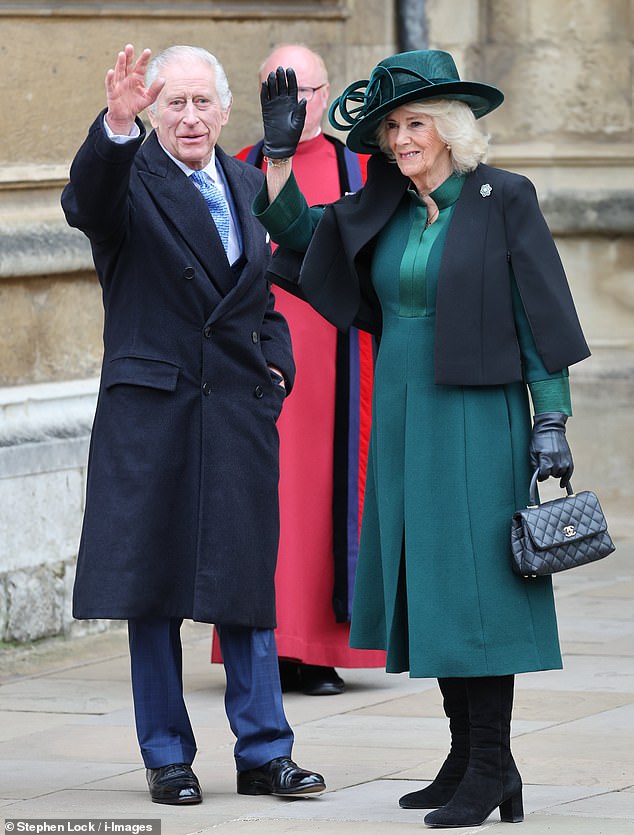 Der König und die Königin winken, als sie in der St. George's Chapel in Windsor ankommen
