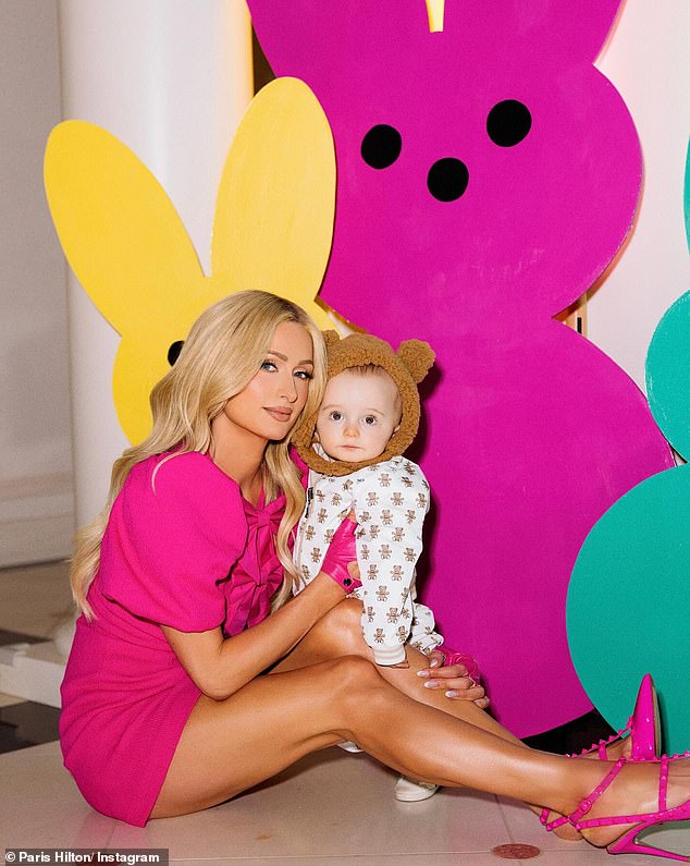 Paris Hilton, 43, veröffentlichte auch Fotos, wie sie die Feiertage mit ihrem Sohn Phoenix, einem Jahr, feierte