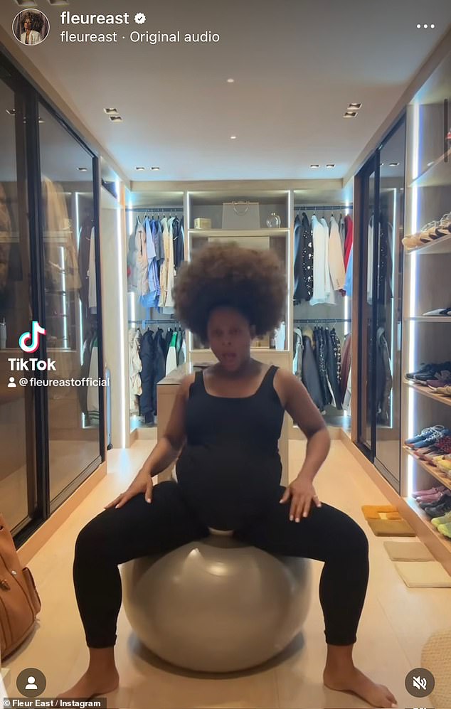 Dann ging Fleur am Dienstag erneut auf Instagram, um einen ganz anderen Clip zu teilen, der zeigt, wie sie auf einem Gymnastikball hüpft, während sie eine Schwangerschaftsbinde trägt
