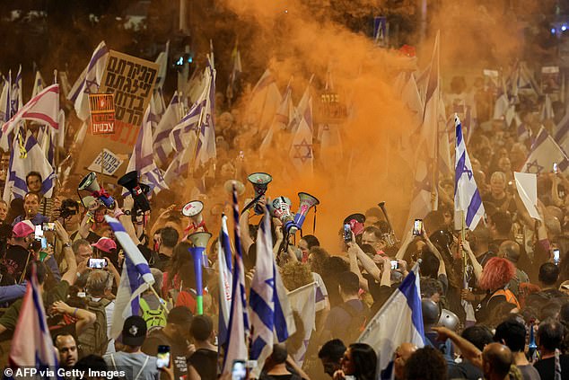 Demonstranten halten israelische Flaggen hoch und feuern Rauchfackeln ab, während sie die Freilassung der von der Hamas festgehaltenen Geiseln fordern