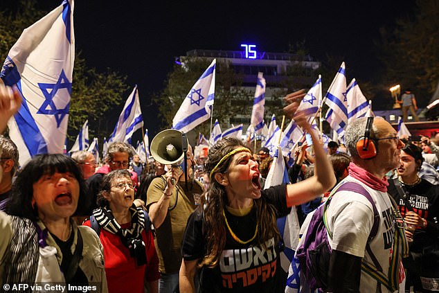 Bei Protesten in Jerusalem riefen Demonstranten am Sonntag Parolen in Megafone