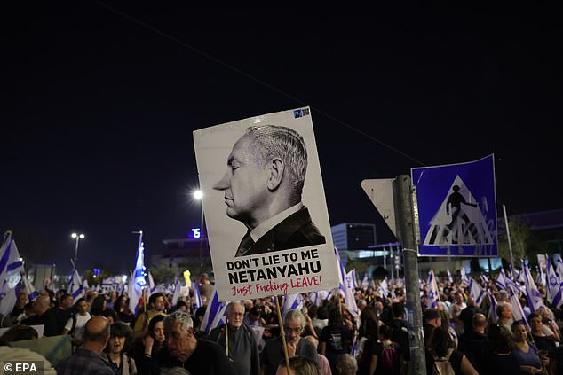 Ein regierungsfeindlicher Demonstrant hält ein Plakat mit der Aufschrift „Lüg mich nicht an, Netanjahu, verflucht, geh einfach!“ hoch.