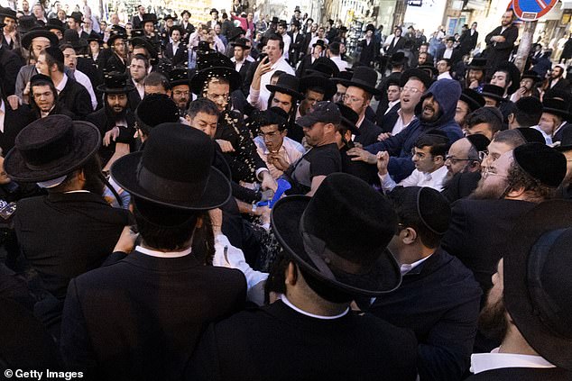 Im Bild: Demonstranten stoßen am Sonntag im Jerusalemer Stadtteil Meha Sha'arim mit ultraorthodoxen Männern zusammen