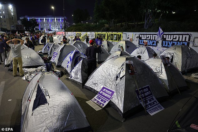 Während des Protests am Sonntag in Jerusalem stellten Demonstranten Campingzelte auf