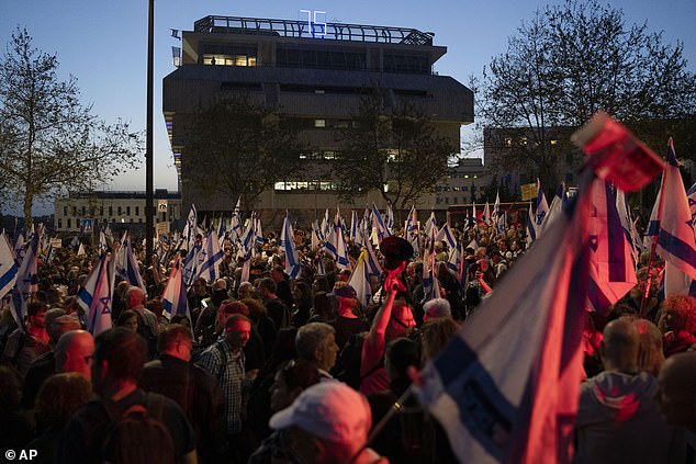 Vor der Knesset, dem israelischen Parlament, versammelte sich eine Menschenmenge, um gegen die Regierung zu demonstrieren und die Freilassung der in Gaza festgehaltenen Geiseln zu fordern