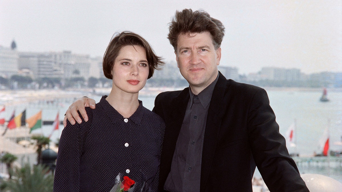 Isabella Rossellini und David Lynch posieren 1990 gemeinsam