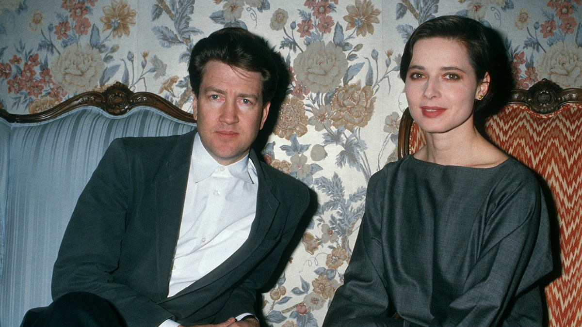David Lynch und Isabella Rossellini sitzen Ende der 1980er Jahre gemeinsam auf Stühlen