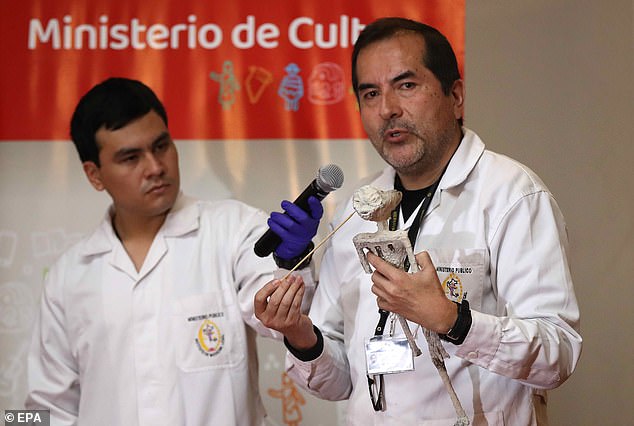 Flavio Estrada (rechts), forensischer Archäologe des Instituts für Rechtsmedizin und forensische Wissenschaften von Lima des Staatsministeriums