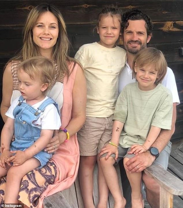 Letztes Jahr teilten Prinzessin Sofia und ihr Ehemann Prinz Carl Philip ein süßes Familienfoto, als sie die Ankunft des Sommers feierten