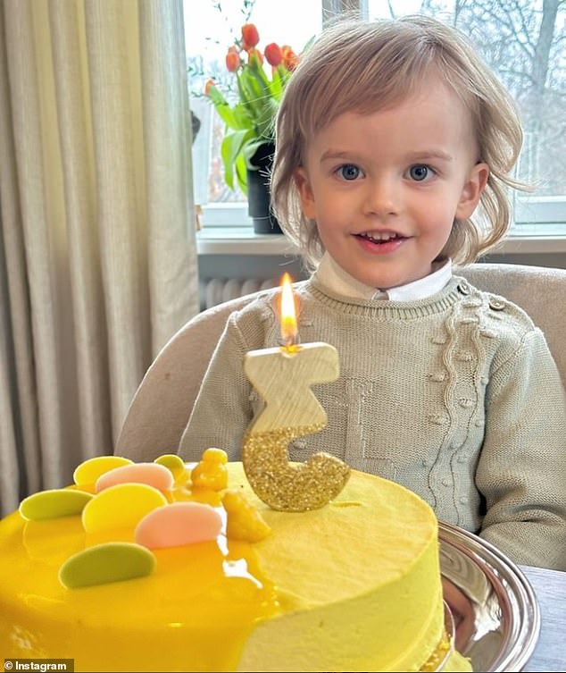 Prinzessin Sofia von Schweden und ihr Ehemann Prinz Carl Philip haben anlässlich seines dritten Geburtstages ein süßes neues Porträt ihres jüngsten Sohnes Prinz Julian geteilt