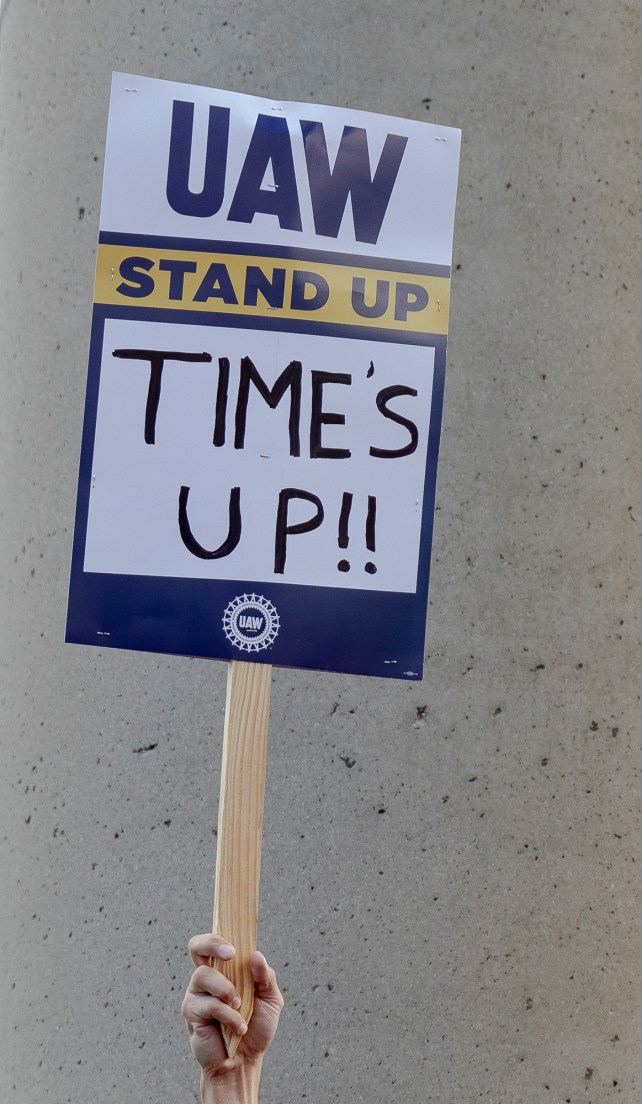 Nahaufnahme eines Streikschilds mit der Aufschrift: "UAW steht auf: Die Zeit ist abgelaufen!"