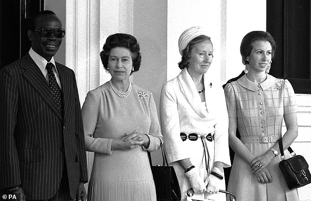 Sir Seretse Khama, Präsident von Botswana, und Lady Khama (Zweite von rechts) posieren mit der Königin und Prinzessin Anne im Buckingham Palace