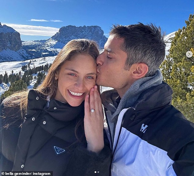 Bella gab letzten Monat ihre Verlobung bekannt und teilte zur Feier des glücklichen Anlasses eine Galerie mit romantischen Urlaubsfotos auf Instagram
