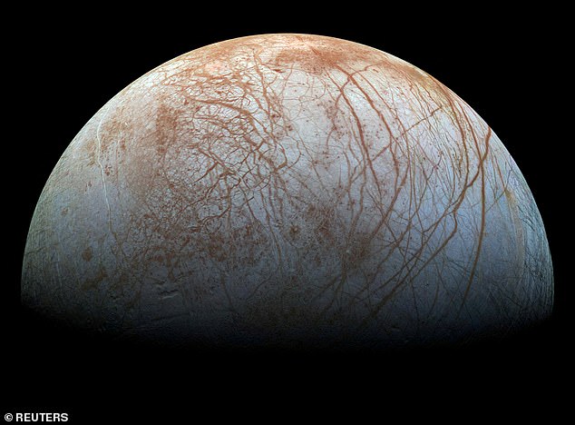 Laut einer Studie der spanischen Universität Atlántico Medio könnten selbst hochentwickelte außerirdische Zivilisationen möglicherweise nicht über die Ressourcen – oder Schlüsselinformationen – verfügen, die sie benötigen, um ihrer Heimatwelt zu entkommen.  Oben: Jupiters wässriger Mond Europa, aufgenommen von der NASA-Raumsonde Galileo