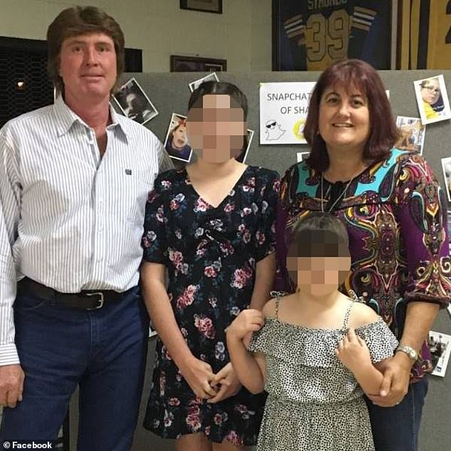 Kylie Walker, 48, ist mit ihrem Mann und zwei Kindern abgebildet