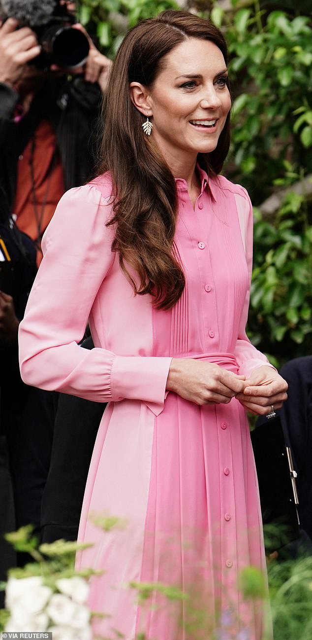 Auf dem Bild ist Kate letzten Mai bei der RHS Chelsea Flower Show in einem leuchtend pinkfarbenen ME + EM-Kleid zu sehen