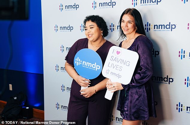 Johanna Mendoza (links) erfuhr, dass sie an akuter lymphatischer Leukämie (ALL) litt, nachdem sie im Urlaub rote Flecken an ihren Händen bekam