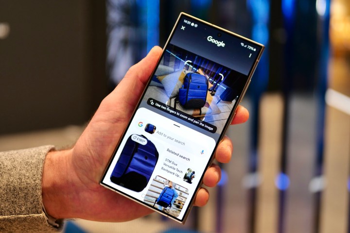 Eine Person, die das Samsung Galaxy S24 Ultra in der Hand hält und die Funktion „Zum Suchen einkreisen“ nutzt.