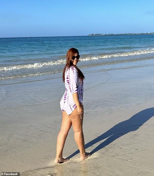 Während ihre Tochter verhungerte, strahlte Candelario, als sie an einem Strand in Puerto Rico auf einem Bild mit der Überschrift posierte: „Die Zeit, die man genießt, ist die wahre Zeit, die man lebt.“