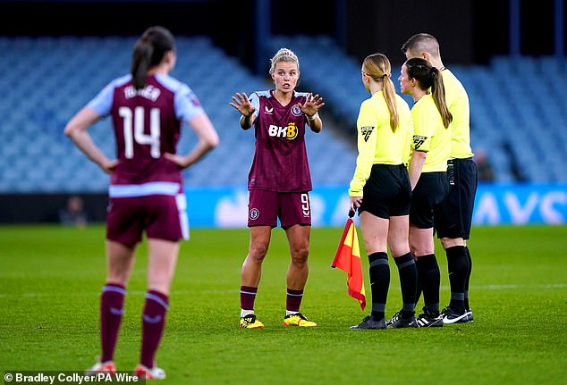 Rachel Daly unterhielt sich nach dem Spiel nach der umstrittenen Vergabe von Arsenals drittem Tor im Villa Park mit den Offiziellen