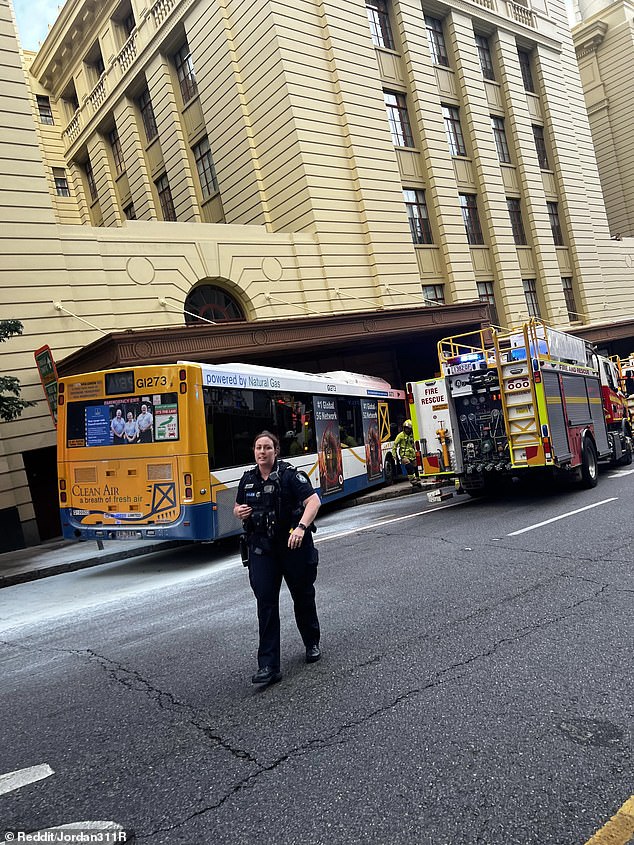Eine Frau ist gestorben, nachdem am Freitag ein Bus im zentralen Geschäftsviertel von Brisbane auf den Bordstein gefahren war
