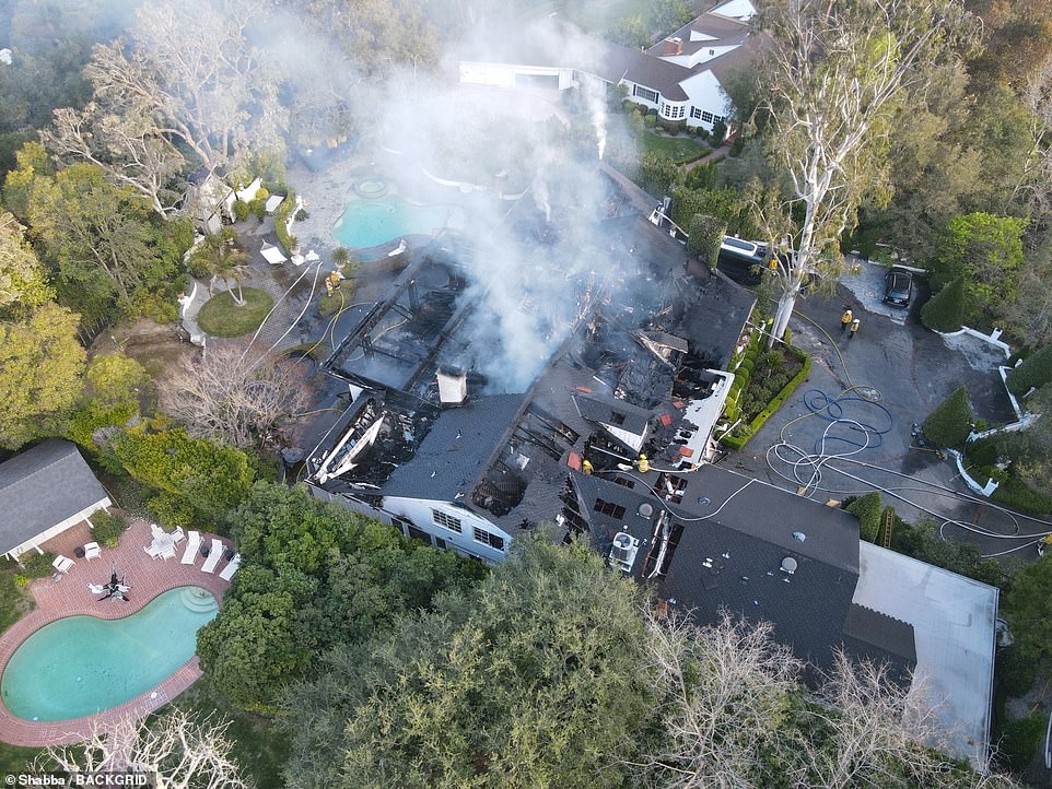 Cara Delevingne entkam in den frühen Morgenstunden des Freitagmorgens einem potenziell tödlichen Brand in ihrem 7-Millionen-Dollar-Haus in Los Angeles (die Folgen sind heute oben abgebildet).