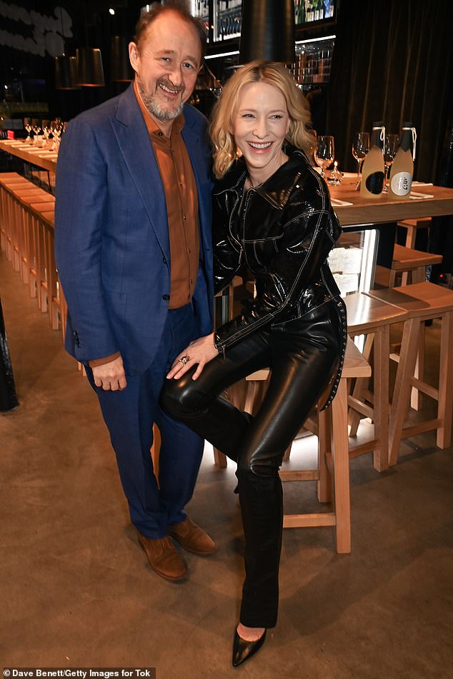 Cate Blanchett wies Gerüchte über den Stand ihrer Ehe zurück, als sie am Donnerstag in London mit Ehemann Andrew Upton ausstieg