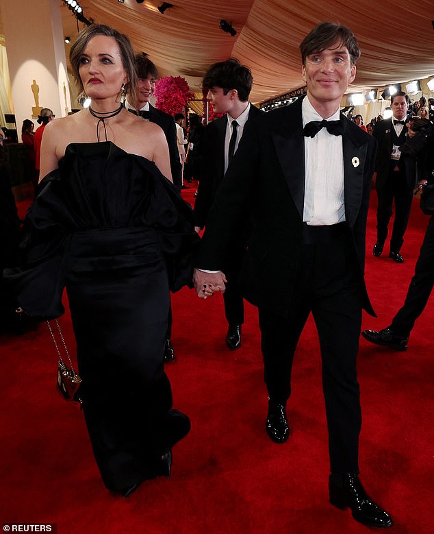 Cillian Murphy und Yvonne McGuinness laufen während der Oscar-Verleihung über den roten Teppich