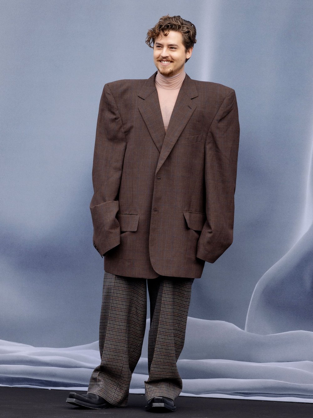 Cole Sprouse greift die 80er-Jahre in übergroßen Blazern und Schulterpolstern auf der Paris Fashion Week 2 auf