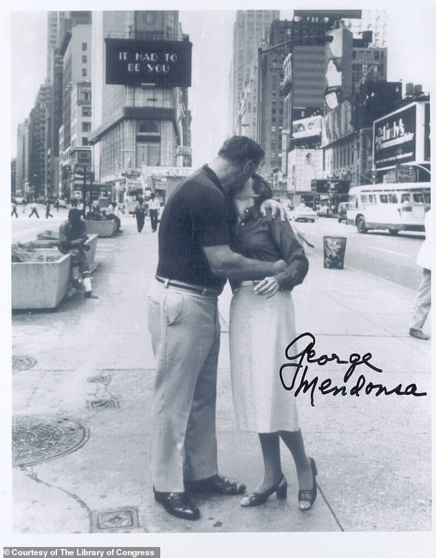 Im Jahr 2012 hießen sie George Mendonsa und Greta Friedman.  Greta, eine Zahnarzthelferin, die 2016 im Alter von 92 Jahren starb, verriet dann, dass sie sich noch nie zuvor getroffen hatten und dass der Kuss „nicht romantisch“ gewesen sei.  Auf dem Bild stellen sie den Kuss von 1980 nach