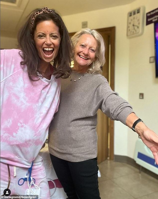 Im Bild: Deborah James mit ihrer Mutter Heather während eines Krankenhausaufenthalts der Darmkrebsaktivistin