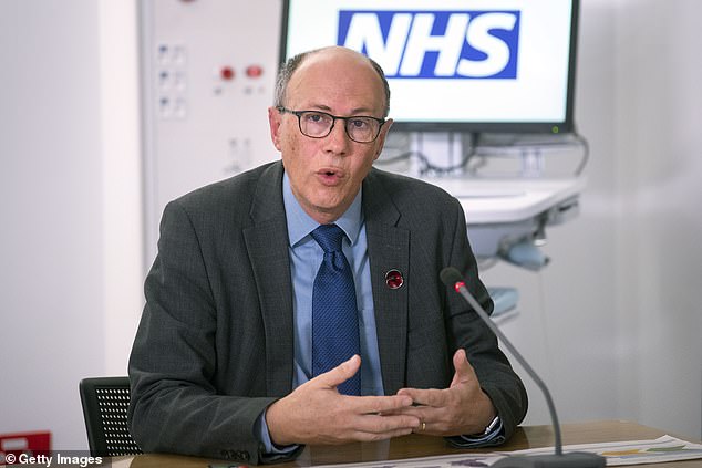 Professor Sir Stephen Powis, nationaler medizinischer Direktor am NHS England (im Bild), sagte, das Programm sei ein „Meilenstein“.