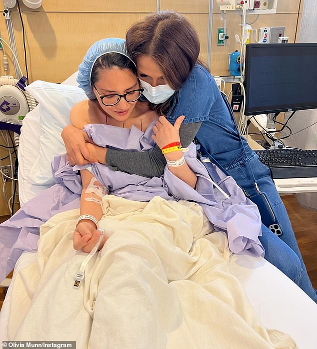 Olivia Munn hat bekannt gegeben, dass bei ihr letztes Jahr Luminal-B-Brustkrebs diagnostiziert wurde – nachdem sie sich in den letzten zehn Monaten vier Operationen unterzogen hatte.  Sie schrieb ihrem Gynäkologen (hier) zu, dass er „mein Leben gerettet hat“