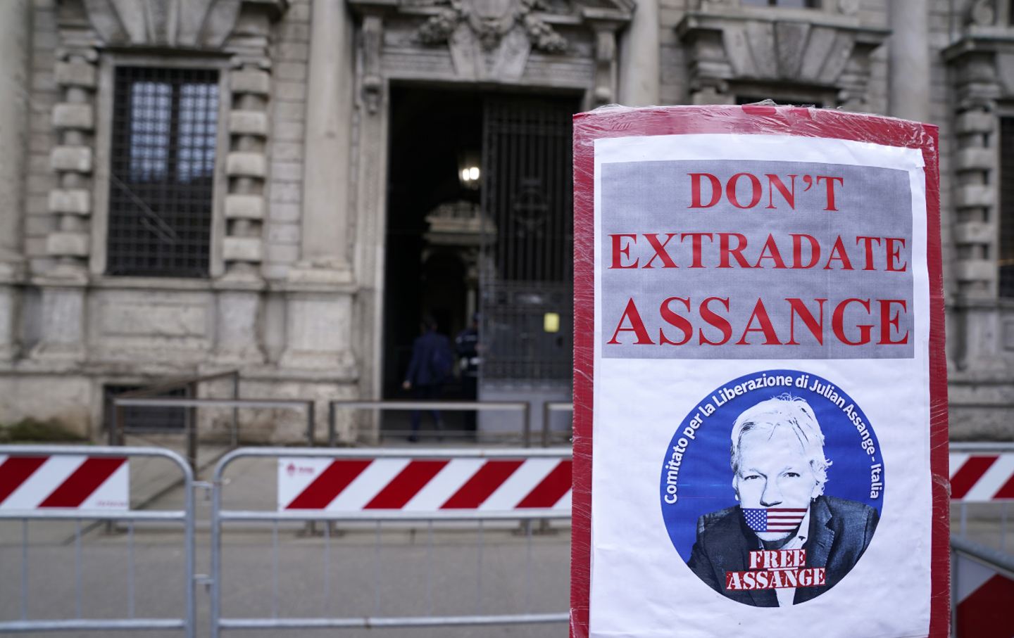 Am 11. März 2024 wird in Mailand, Italien, ein Transparent gegen die Auslieferung von Julian Assange an die Vereinigten Staaten gezeigt.