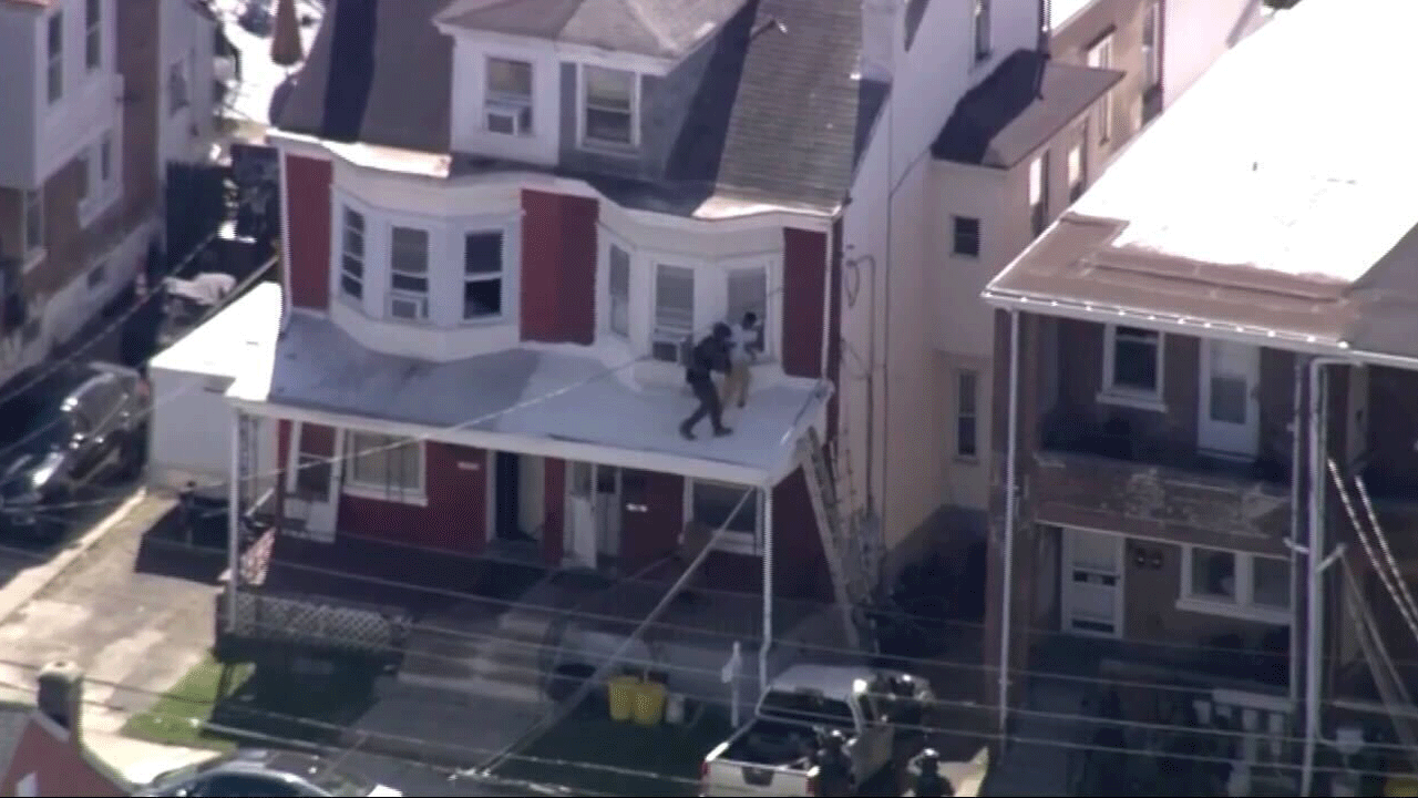 Ein SWAT-Team versucht, in Trenton, New Jersey, in das Wohnhaus des Falls Township-Schützen einzudringen