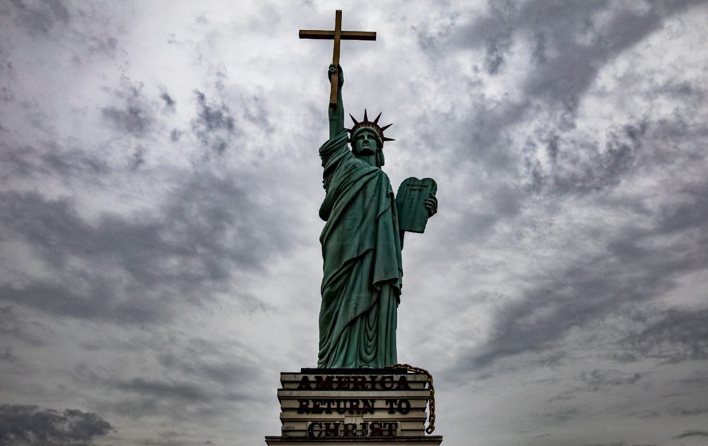 Eine der Freiheitsstatue nachempfundene Statue hält am 7. Januar 2018 vor der World Overcomers Church in Memphis, Tennessee, ein Kreuz anstelle einer Fackel mit der Aufschrift „America Return to Christ“ hoch.
