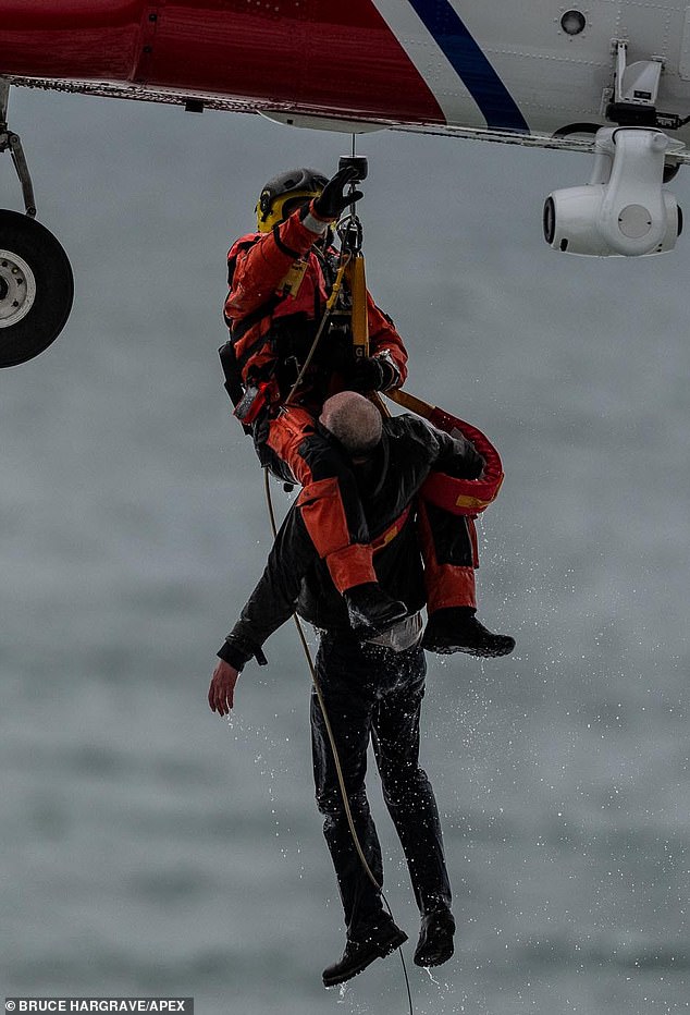 Dramatische Bilder zeigen, wie der Mann in Sicherheit geflogen wird, nachdem er am Strand von Perranporth, Cornwall, gefangen war.  Er war offenbar vom Küstenweg gestürzt