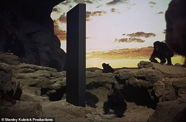 Die Black Box der Erde hat eine ähnliche Ausstrahlung wie der schwarze Monolith in Stanley Kubricks Epos „2001: Odyssee im Weltraum“ aus dem Jahr 1968 (im Bild).  Das mysteriöse Objekt erreicht die Erde und sorgt bei erschrockenen Primaten für Verwirrung