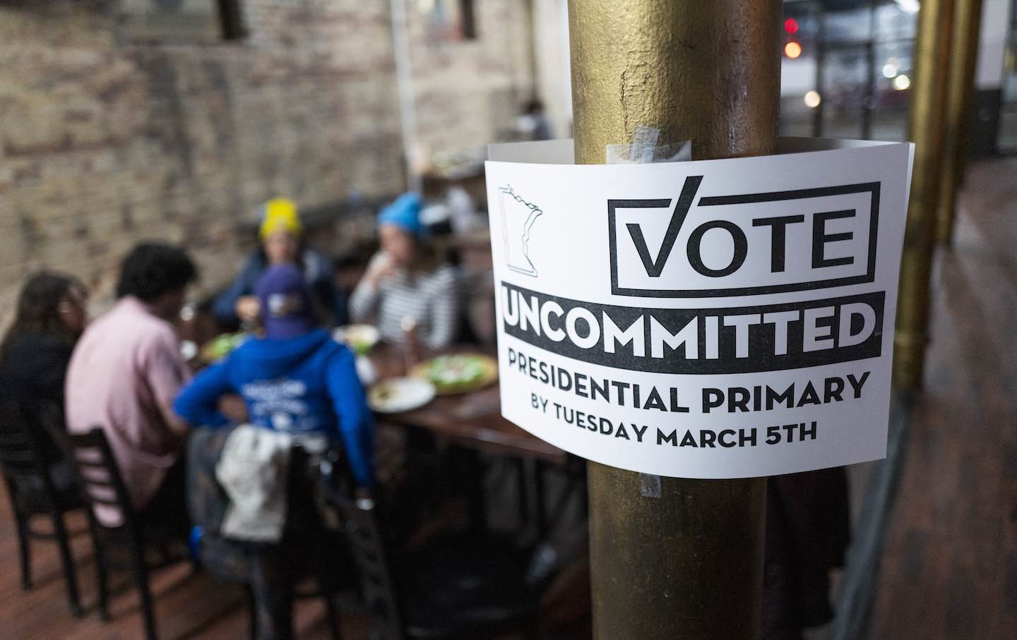 Während der Präsidentschaftsvorwahlen in Minneapolis, Minnesota, am Super Tuesday, dem 5. März 2024, versammeln sich Menschen zu einer Uncommitted Minnesota Watch Party.