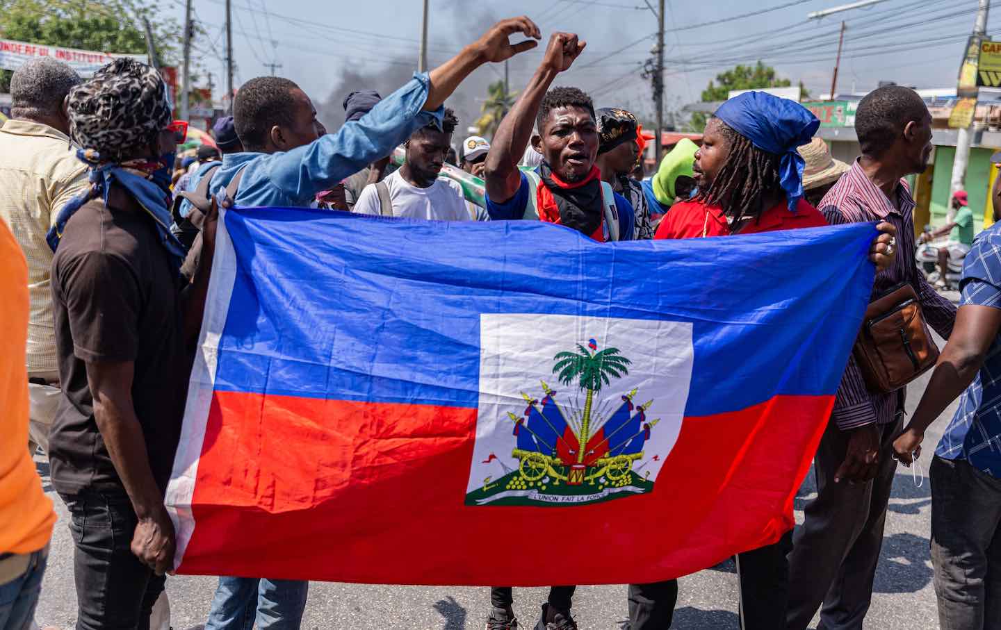 Menschen mit einer haitianischen Flagge in der Hand während einer Demonstration in Port-au-Prince, Haiti, am 12. März 2024.