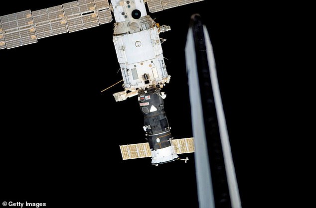 Aus einem Modul auf der russischen Seite des umlaufenden Labors namens Swesda entweicht Luft durch ein drei Fuß großes Loch, wie die NASA bestätigt hat.  In der Mitte dieses Fotos ist das russische Frachtschiff Progress 21 an der Swesda angedockt