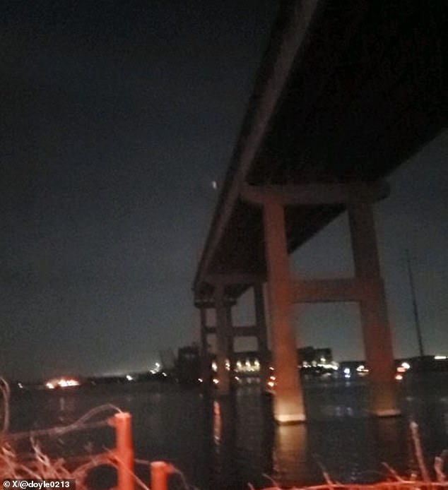 Die 1,6 Meilen lange Brücke, die Teil der I-695 ist, überquert den Patapsco River im Hafen von Baltimore.  Die 19777 erbaute Hauptspannweite der Fachwerkbrücke ist mit 1.200 Fuß die drittlängste Spannweite aller durchgehenden Fachwerkbrücken der Welt