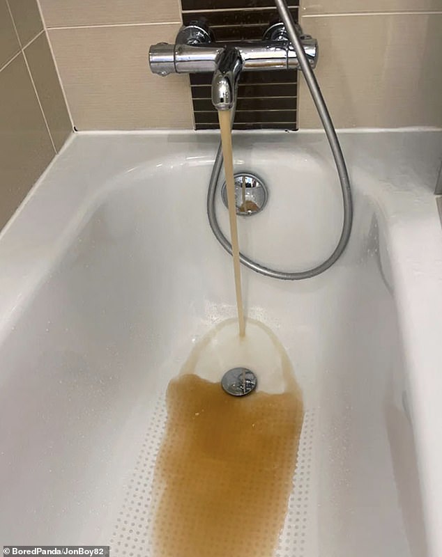 Sauberes Wasser ist bei einem Hotelaufenthalt unerlässlich, doch ein Gast hatte das Pech, dass sein Badewasser braun war