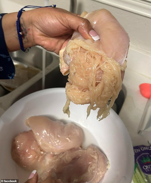 Alesia Cooper aus Texas veröffentlichte ein Foto von Hühnchen, das sie bei Aldi gekauft hatte und das faserigen Spaghetti ähnelte