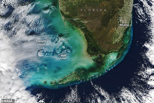 Oben hat ein Vertreter des NASA Earth Observatory wichtige Teile seines atemberaubenden Satellitenbildes der Cavum-Wolke und ihrer nachlaufenden „Kanalwolke“ vom 30. Januar 2024 identifiziert.