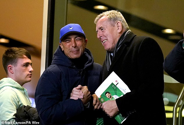 Der ehemalige Chelsea-Trainer traf den irischen Star Packie Bonner (rechts)