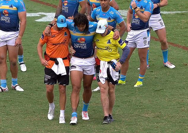 Gold Coast-Kapitän Tino Fa'asuamaleaui wird vom Feld unterstützt, nachdem er sich gegen die Bulldogs am Knie verletzt hat