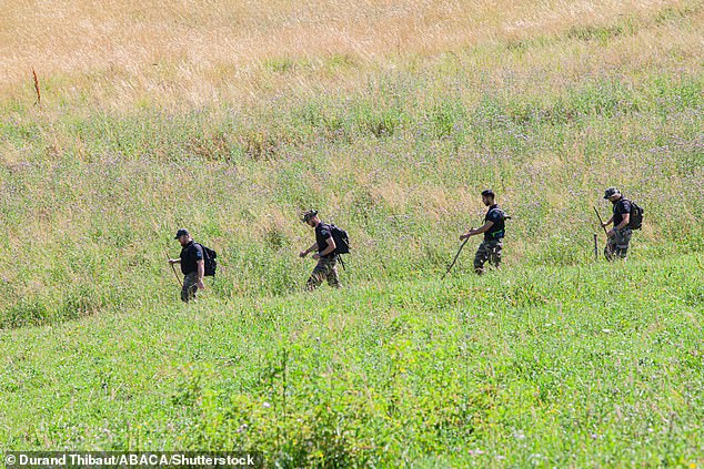 Gendarmen durchsuchen im vergangenen Juli akribisch den Rand des Dorfes Vernet