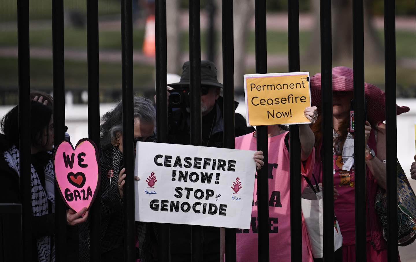 Demonstranten vor den Toren des Weißen Hauses fordern am 4. März 2024 in Washington, D.C. einen Waffenstillstand in Gaza